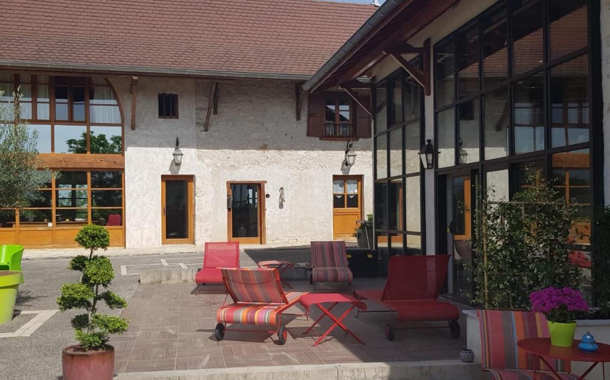 Отель Le Domaine De Tizo Saint-Victor-de-Morestel Экстерьер фото