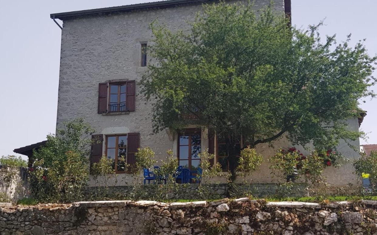 Отель Le Domaine De Tizo Saint-Victor-de-Morestel Экстерьер фото